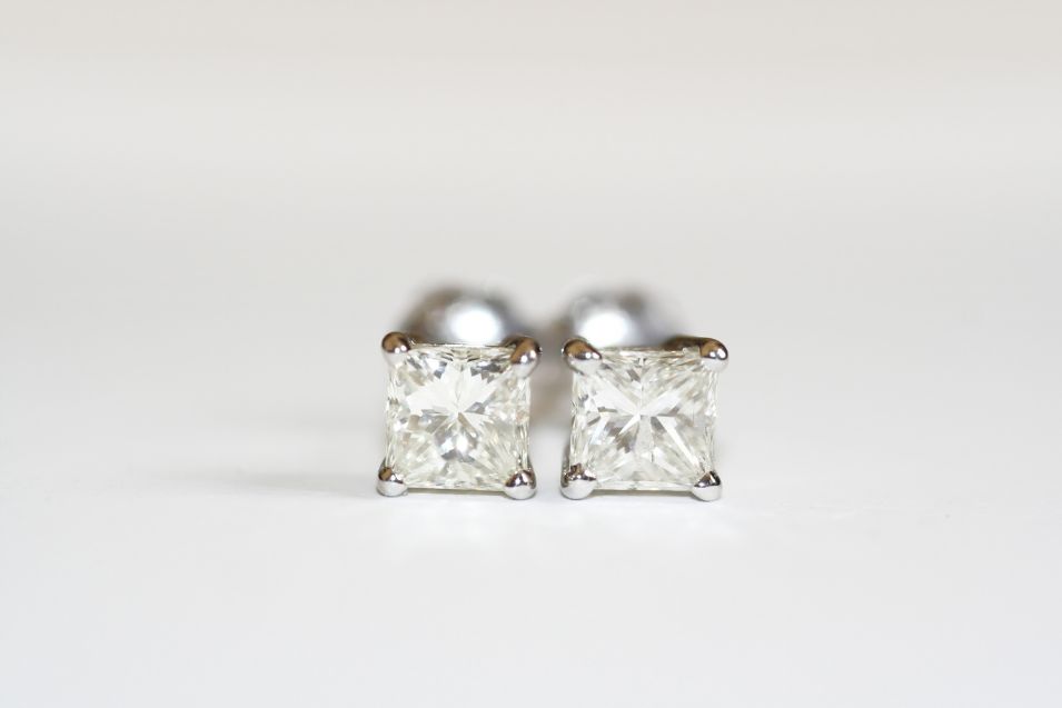 Different Methods to Clean Diamond Earrings